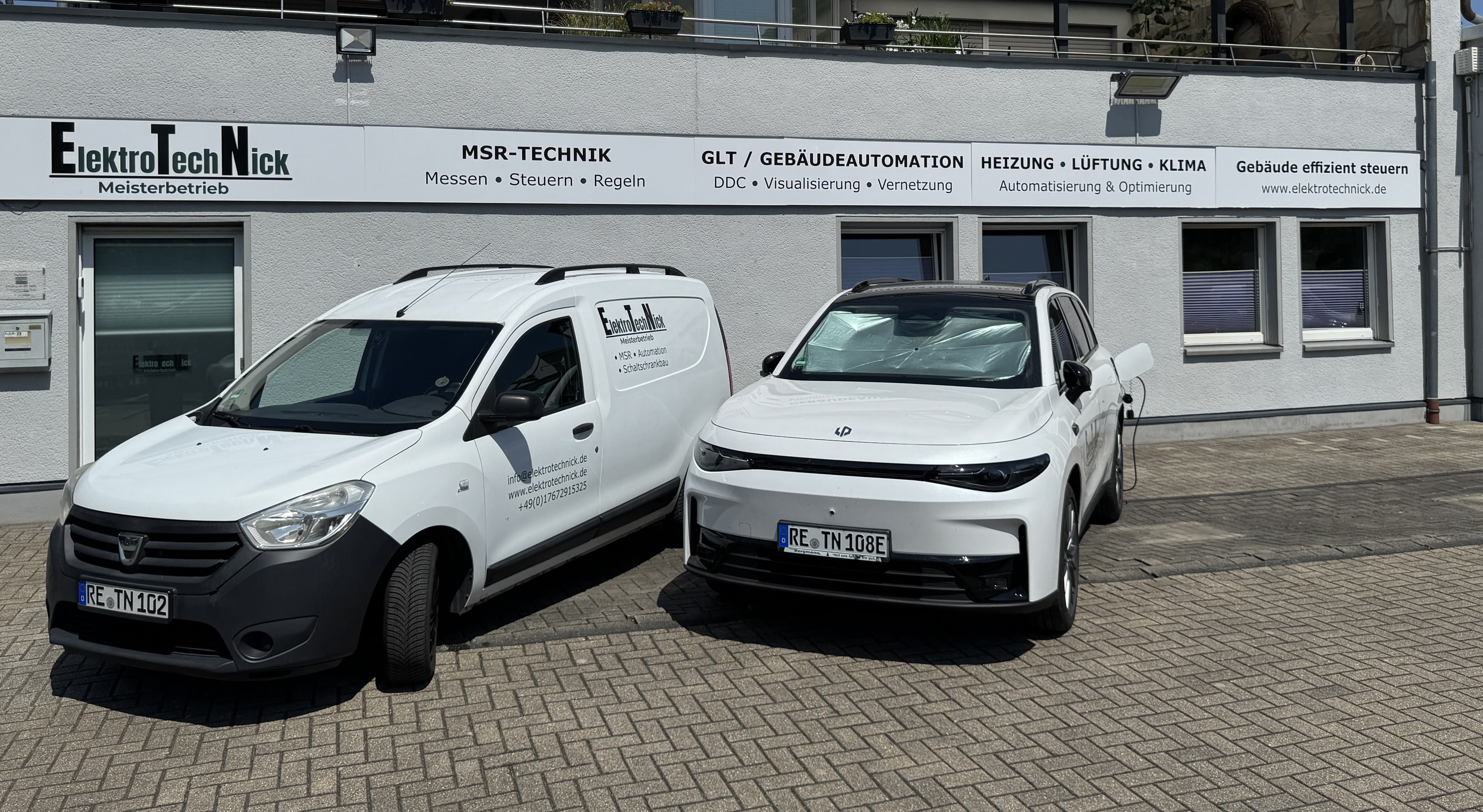 Betriebsgebäude von ElektroTechNick in Herten mit den beiden Firmenfahrzeugen